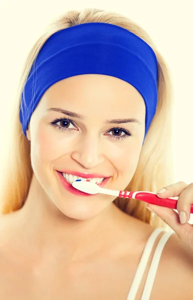Młoda kobieta szczęśliwa bruhing zębów — Zdjęcie stockowe