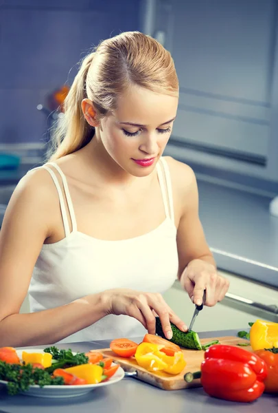 Vrouw maken salade op binnenlandse keuken — Stockfoto