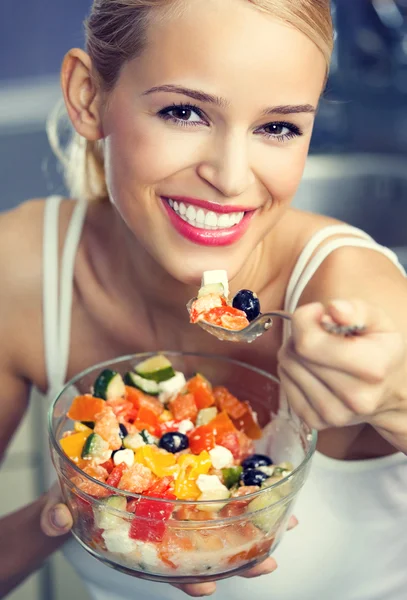 Mulher com salada vegetariana em casa — Fotografia de Stock