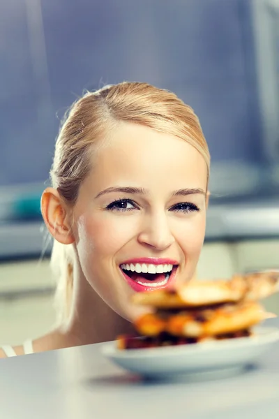 Νεαρή γυναίκα ευτυχισμένη με πίτσα, σε εσωτερικούς χώρους — Φωτογραφία Αρχείου