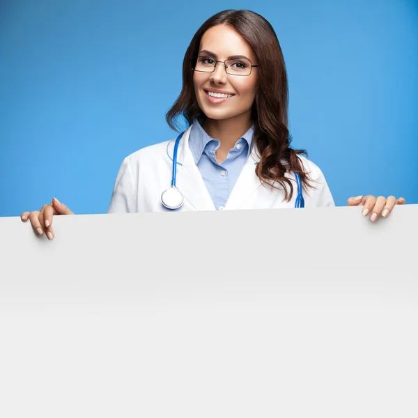 블루에 빈 간판을 보여주는 여성 의사가 — 스톡 사진