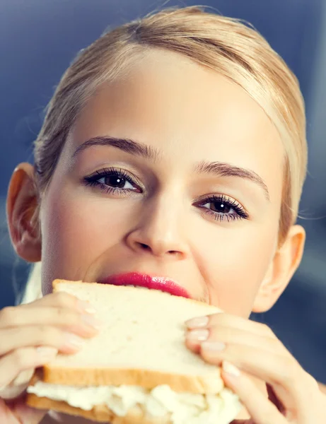 Žena jí sendvič, doma Stock Fotografie