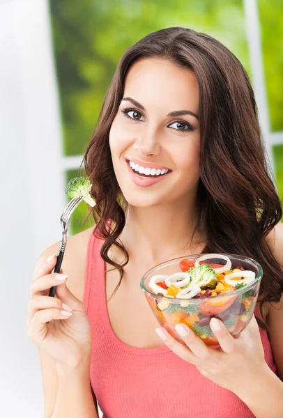 Mulher sorridente feliz com salada, ao ar livre — Fotografia de Stock