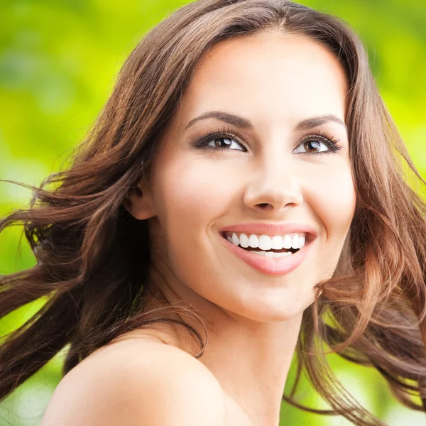 Mulher sorridente feliz com cabelo comprido, ao ar livre — Fotografia de Stock