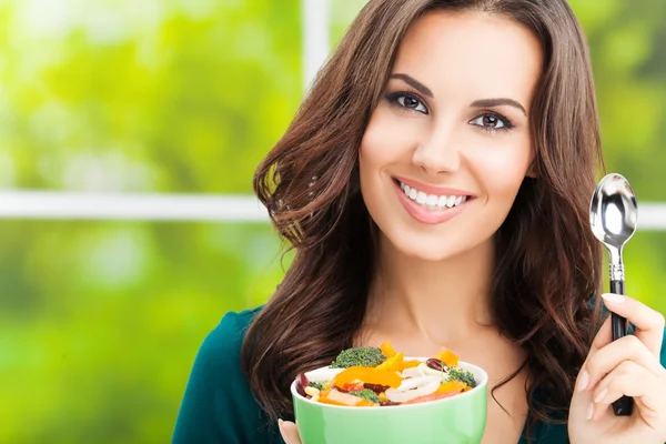 Lachende vrouw met salade, buitenshuis — Stockfoto