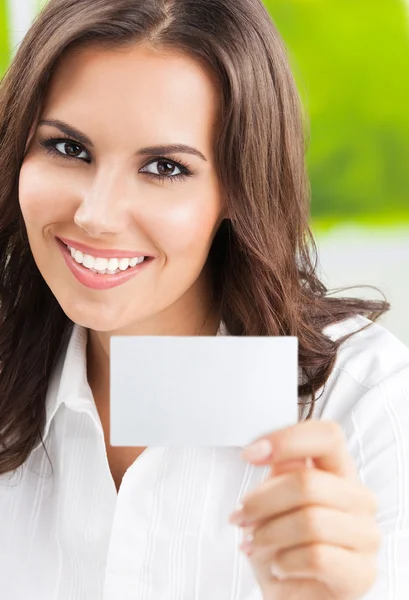 Empresária mostrando cartão de visita em branco com copyspace — Fotografia de Stock