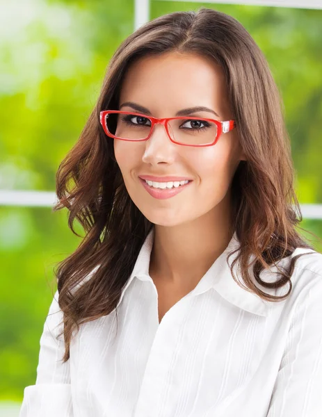 Joven feliz sonriente mujer de negocios en la oficina — Foto de Stock