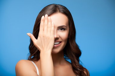 Tek gözlü kadın kapalı el ile yüzünü parçası kapsayan