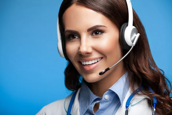 Ler kvinnliga läkare i headset, på blå — Stockfoto