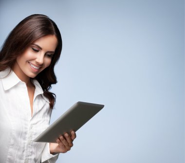 İsimsiz tablet pc, gri üzerinde kullanarak iş kadını