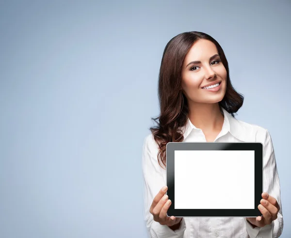 Empresária mostrando tablet pc em branco, em cinza — Fotografia de Stock