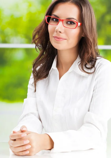 Young happy smiling businesswoman at office — Stock Photo, Image