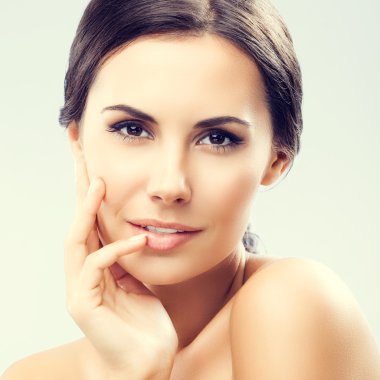 çıplak omuz ile kadın portresi