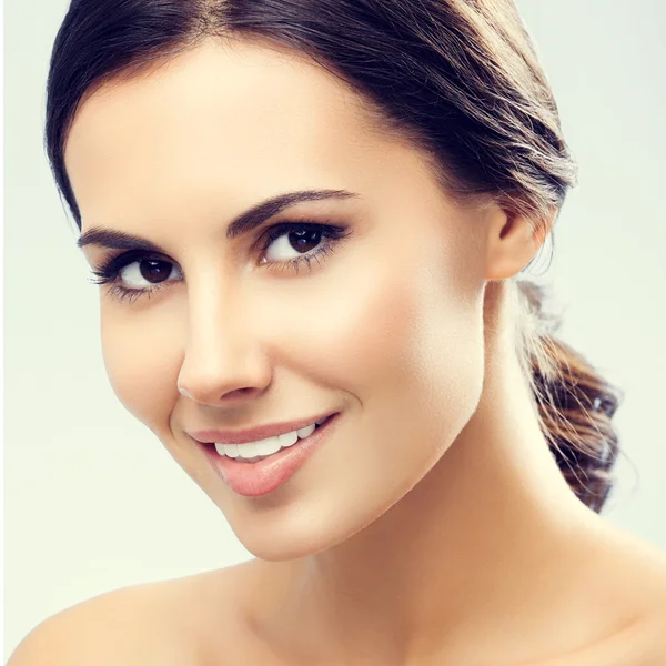 Retrato de una hermosa joven sonriente — Foto de Stock