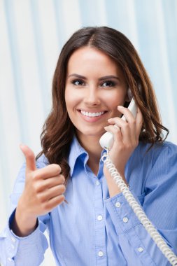 Ofis telefonu olan kadın
