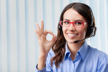 Destek telefonu operatörü kulaklık, iyi bir jest gösterilen