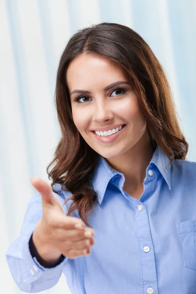 Femme d'affaires donnant la main pour poignée de main — Photo