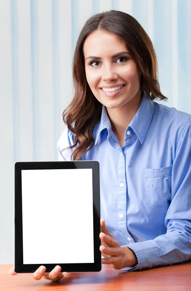 Empresária mostrando tablet pc em branco, no escritório — Fotografia de Stock