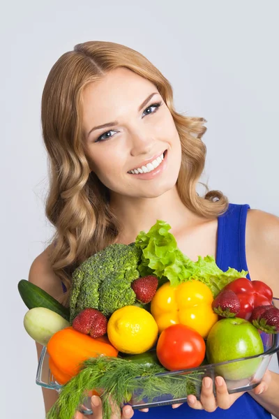 Mulher com comida vegetariana — Fotografia de Stock