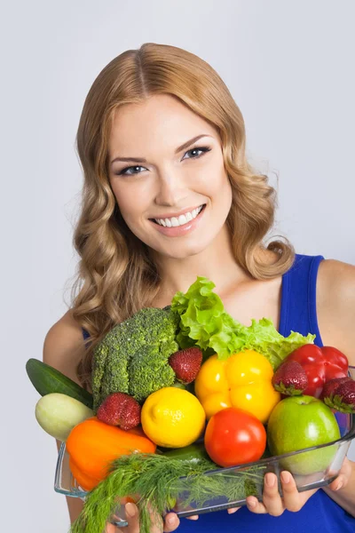 Mujer con comida vegetariana —  Fotos de Stock