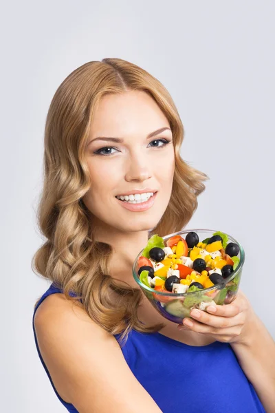 Mulher com salada vegetariana, sobre cinza — Fotografia de Stock