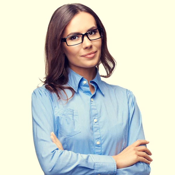 Retrato de jovem empresária sorridente em óculos — Fotografia de Stock