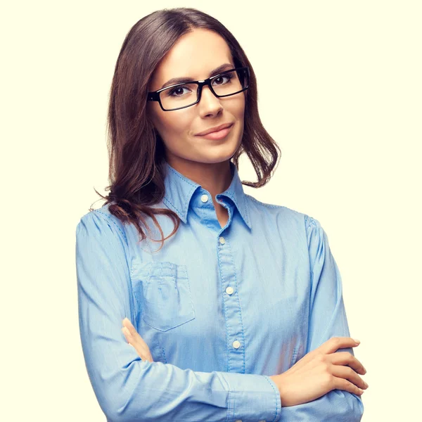 Portret van lachende jonge zakenvrouw in glazen — Stockfoto