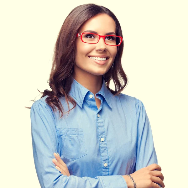 Молода бізнес-леді в червоних окулярах дивиться вгору — стокове фото