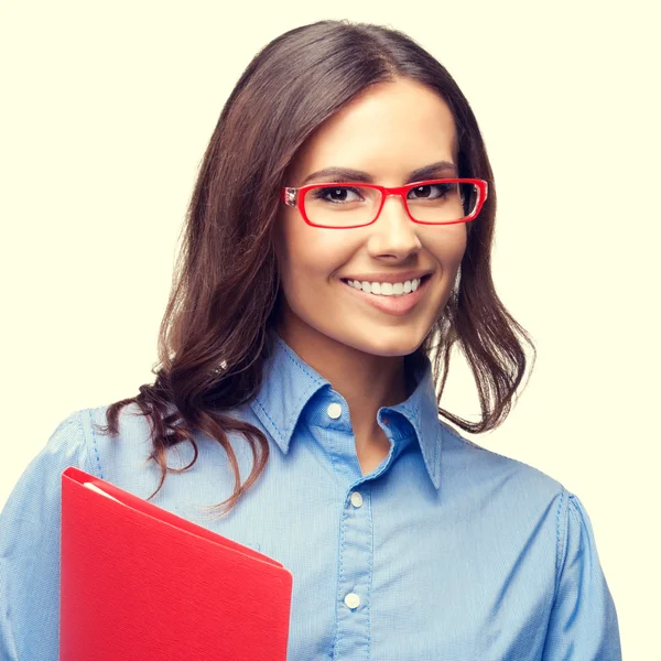 Portrait de femme d'affaires souriante avec dossier rouge — Photo