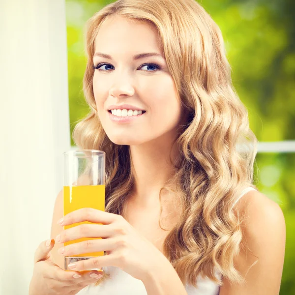 Счастливая женщина, пьющая сок — стоковое фото