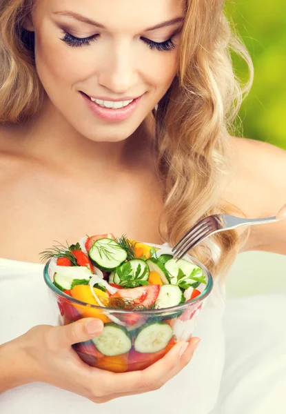 Vrouw eten Salade, binnenshuis — Stockfoto