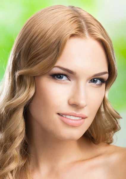 Happy smiling young woman, outdoors — Stock Photo, Image