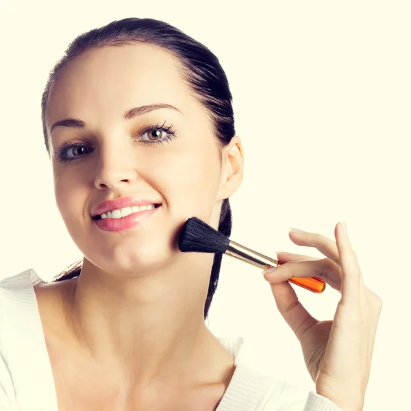 Mulher com escova de cosméticos — Fotografia de Stock