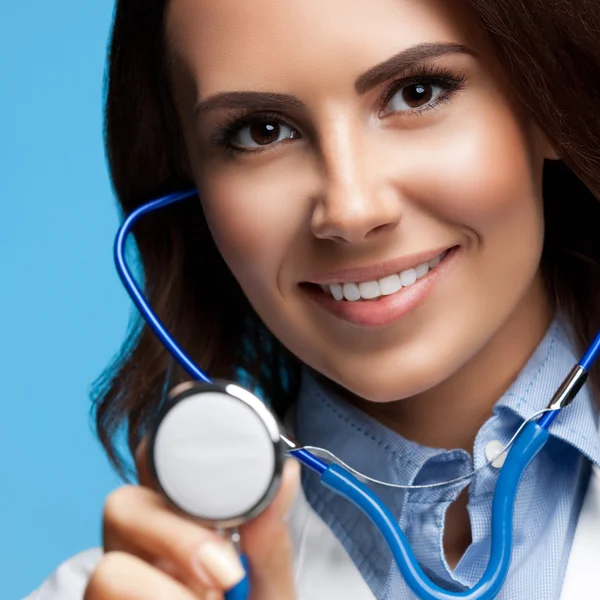 Médico con estetoscopio en la mano, en azul — Foto de Stock