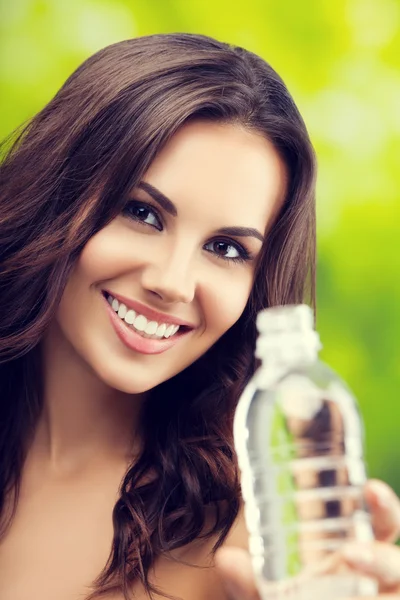 Jeune femme avec bouteille d'eau — Photo