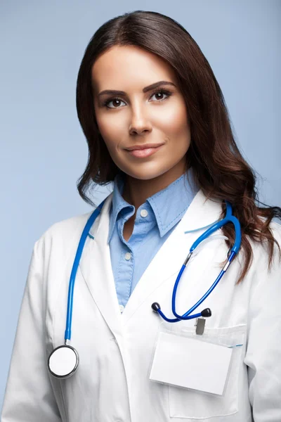 Feliz sorridente médico feminino, em cinza — Fotografia de Stock