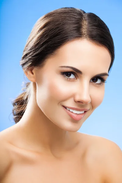 Retrato de una hermosa joven sonriente — Foto de Stock