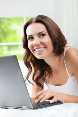 neşeli laptop, evde kullanma