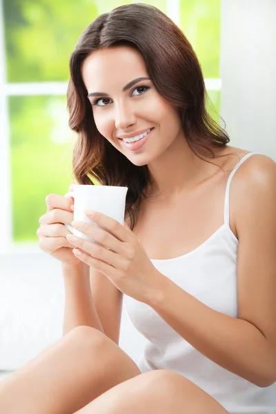 Frau trinkt Kaffee oder Tee, zu Hause — Stockfoto