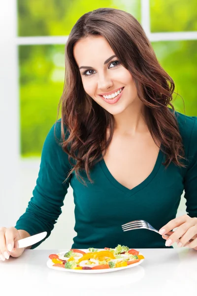 Brunette woman with vegetarian vegetable salad — Stock Photo, Image