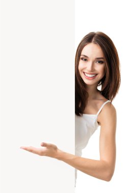 genç kadın, boş tabela gösteriliyor