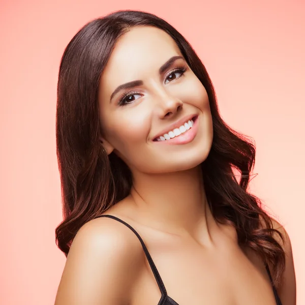 Lächelnde junge Frau, auf Rose — Stockfoto