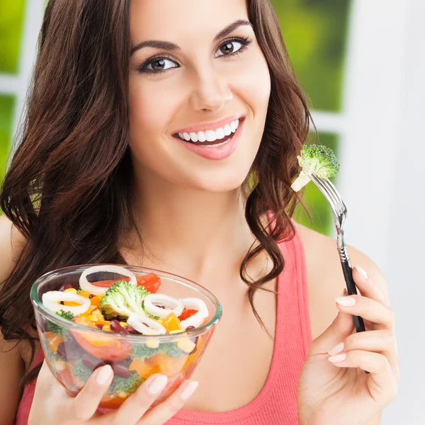 Glücklich lächelnde Frau mit Salat — Stockfoto