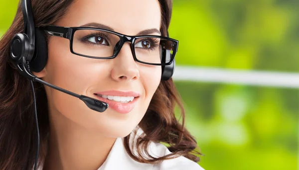 Geschäftsfrauen, unterstützen Telefonistinnen oder Callcenter-Mitarbeiterinnen — Stockfoto