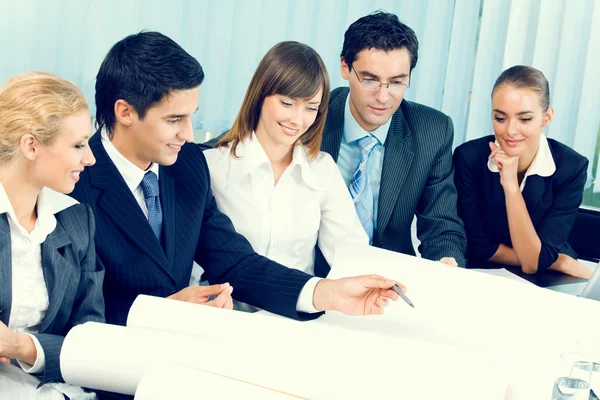 Geschäftsteam arbeitet im Büro zusammen — Stockfoto