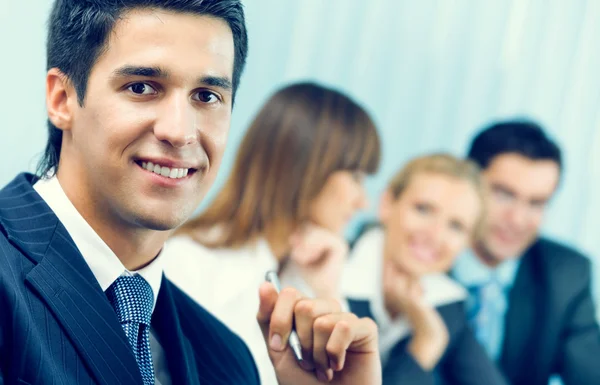 Porträtt av affärsmannen och businessteam på kontor — Stockfoto