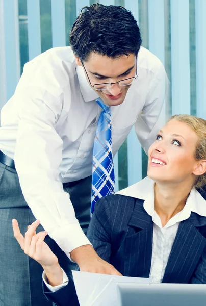 Zwei Geschäftsleute arbeiten mit Laptop — Stockfoto