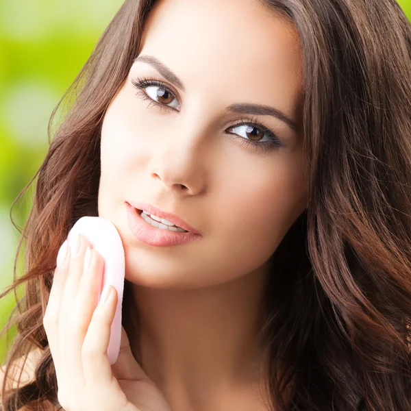 Woman cleaning skin by cotton pad — Stock Photo, Image