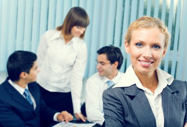 başarılı bir iş kadını ve iş takım ofis portre