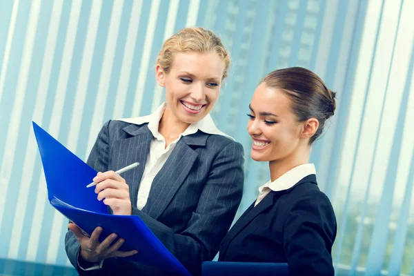 Two businesswomen working together at office — Stock Photo, Image